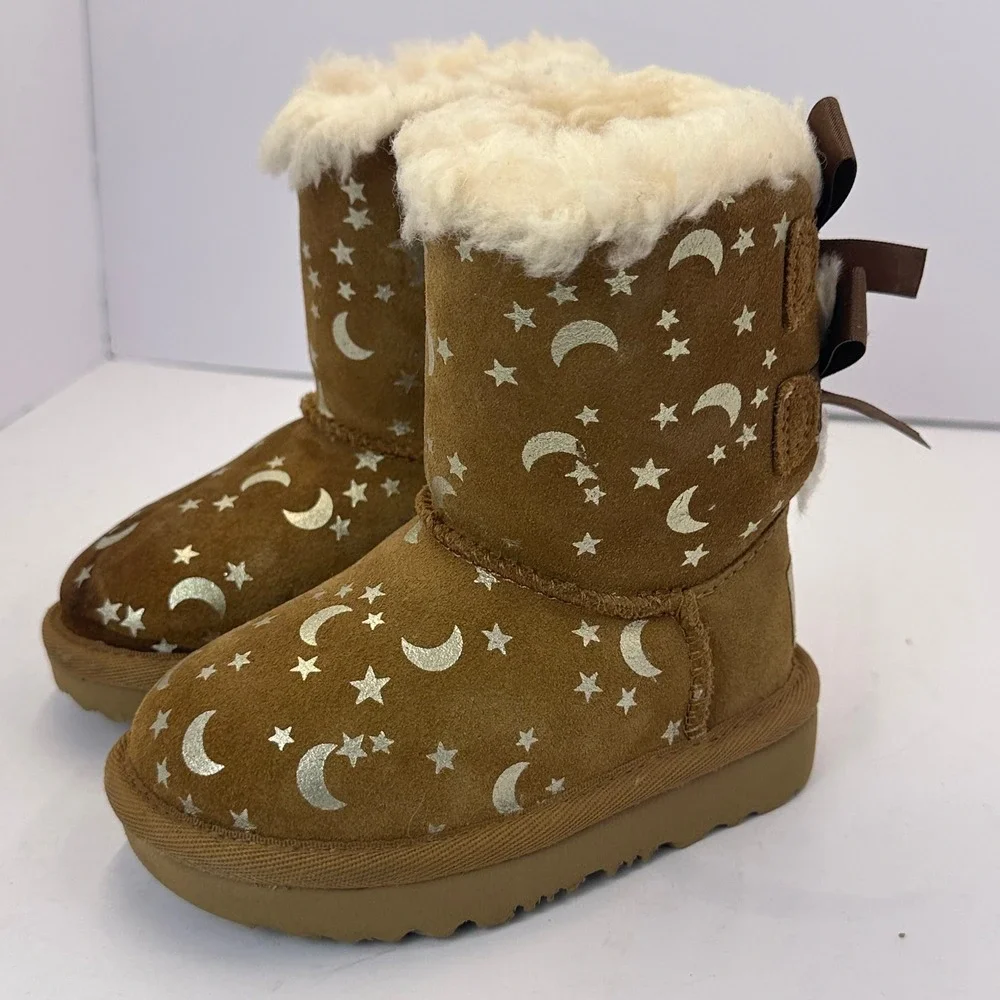 UGG Kids Bailey Bow II Stellar Moon Star Boots Chestnut Brown Suede Size 6 11191